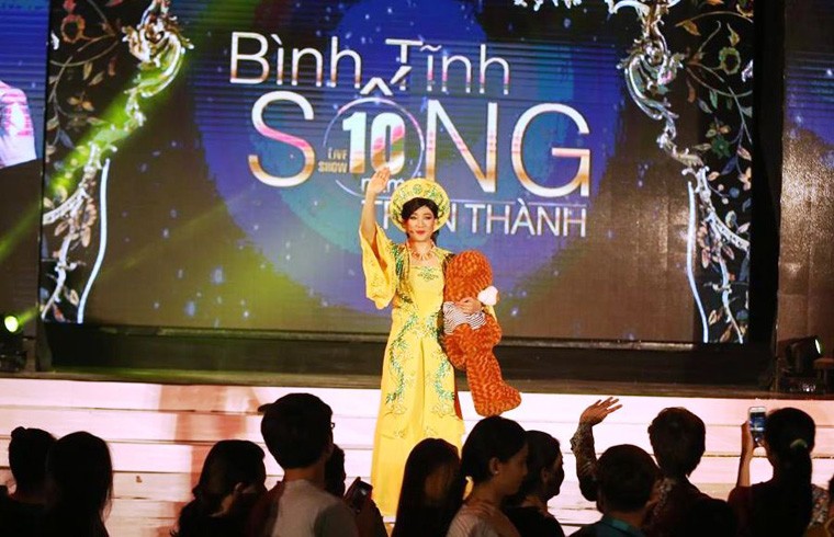 Tran Thanh lien tuc gia gai trong liveshow Binh tinh song-Hinh-11